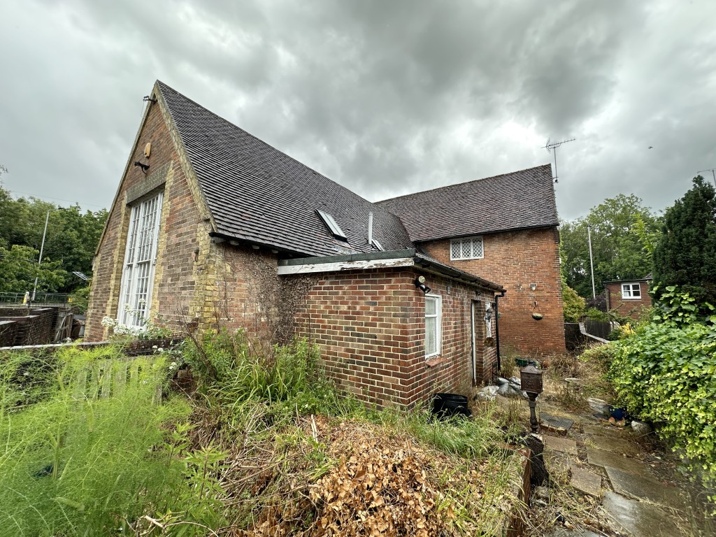 Lot: 145 - THREE-BEDROOM OLD SCHOOL UNIT WITH POTENTIAL - External